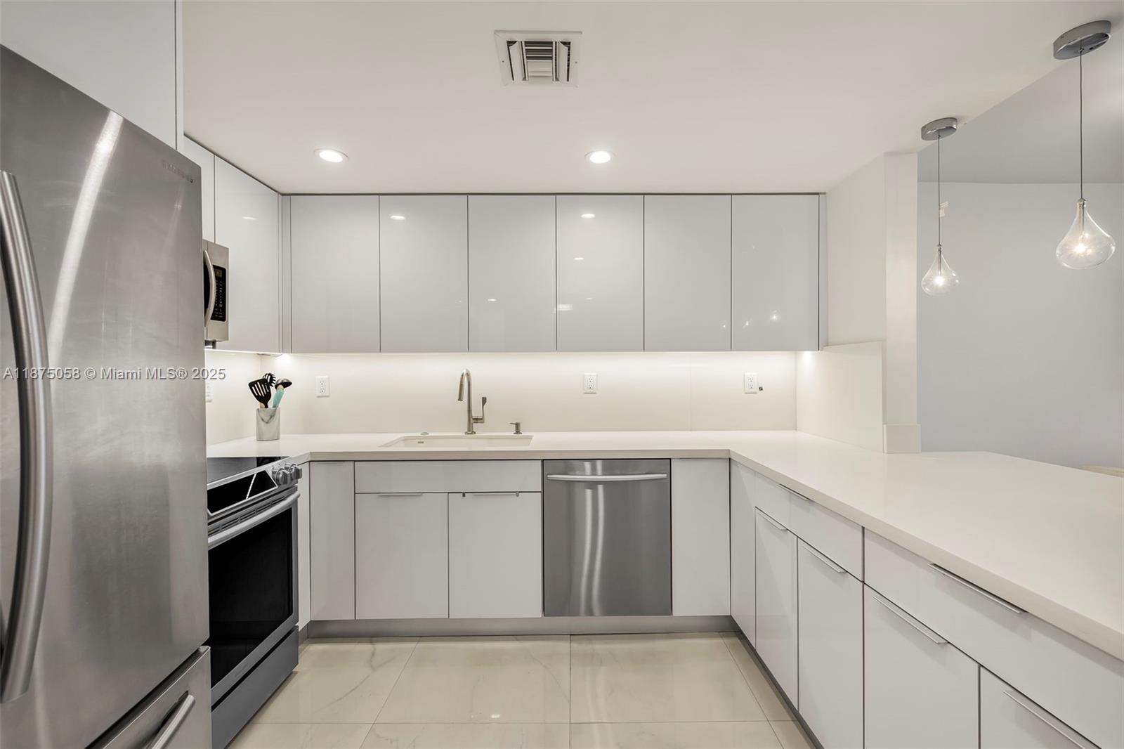 THE CARRIAGE HOUSE CONDO - Residential