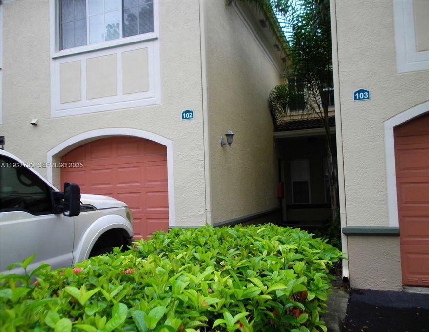 OPORTUNITY FOR INVESTORS. SPACIOUS AND BRIGTH 1/1 UNIT, WITH GARAGE, LOCALED IN A BEATIFUL CONDOMINIUM, WITH A VIEW OF ONE OF THE BEATIFUL LAKES THAT THE CONDOMINIUM HAS. NEAR TO SHOPING CENTERS, HOSPITALS AND 15 MINUTES FROM MIAMI AIRPORT. THIS PROPERTY IS RENT MONTH TO MONTH IN $ 1950.00.