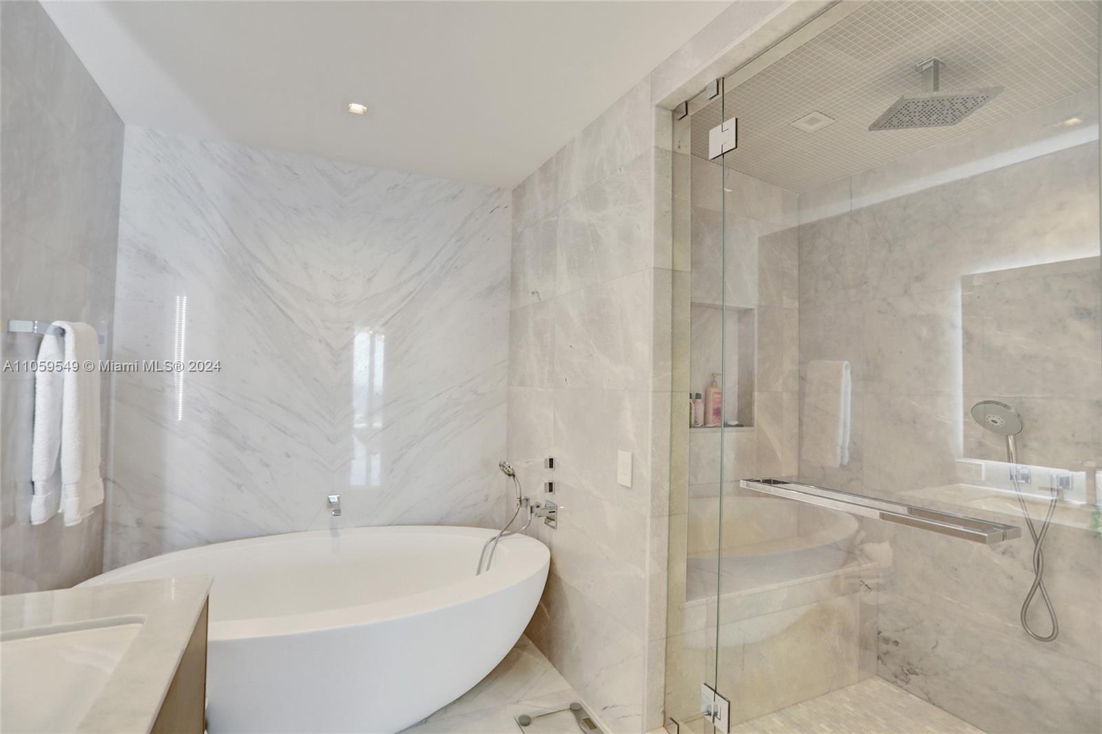 TURNBERRY OCEAN CLUB - Residential
