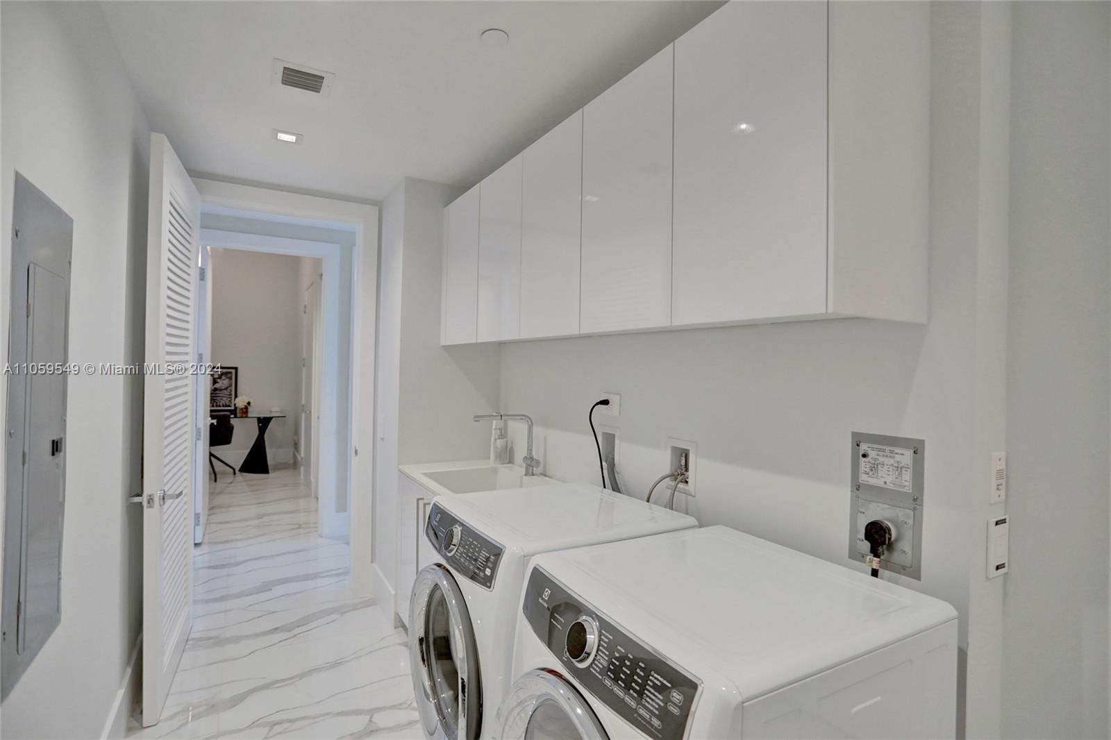 TURNBERRY OCEAN CLUB - Residential