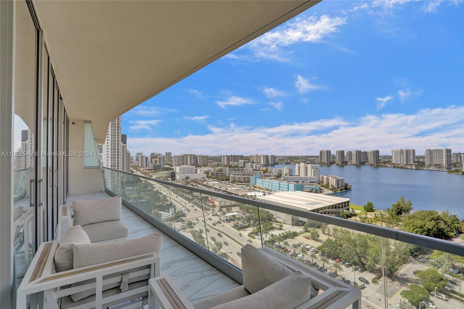 TURNBERRY OCEAN CLUB - Residential