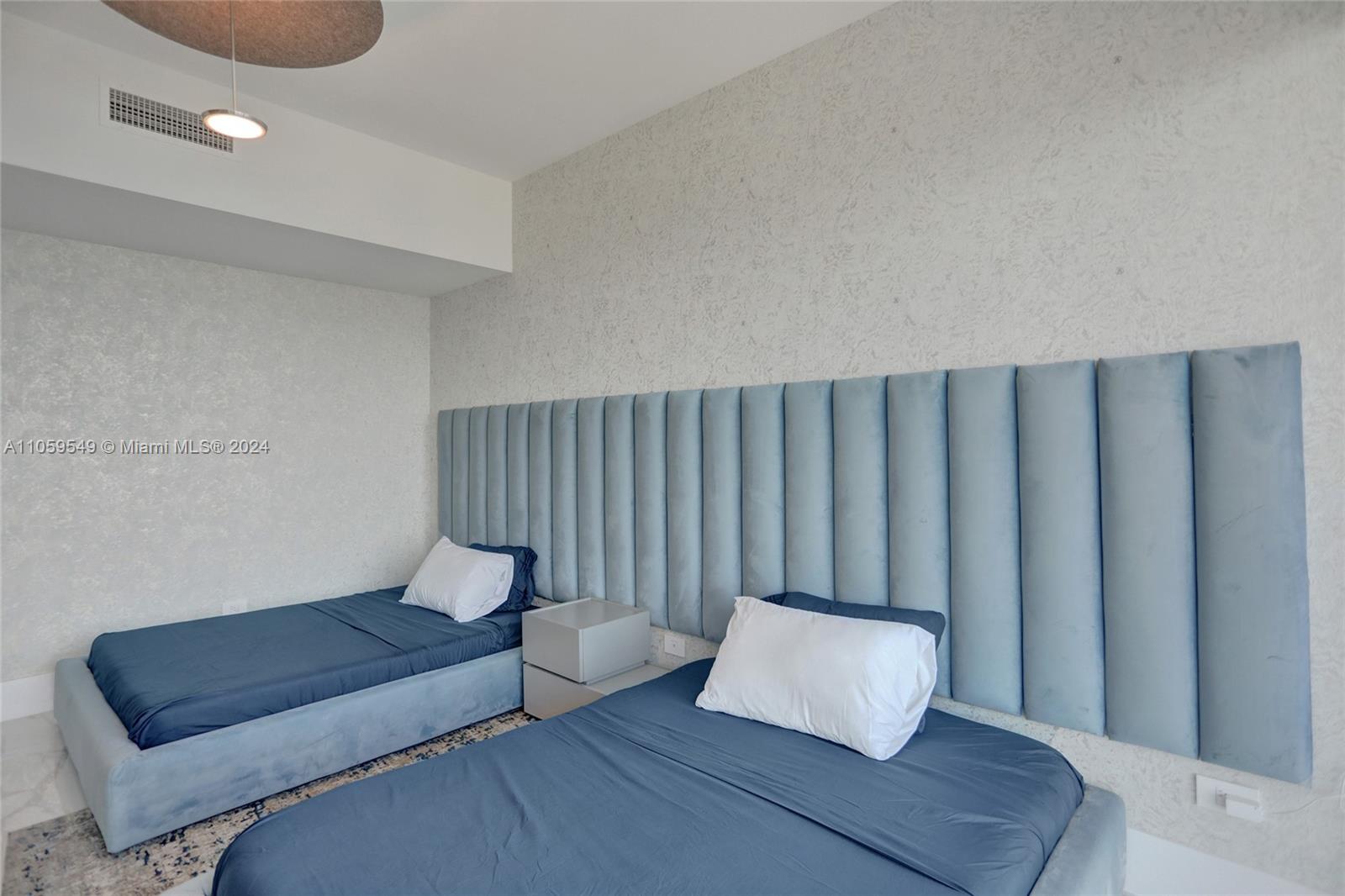 TURNBERRY OCEAN CLUB - Residential