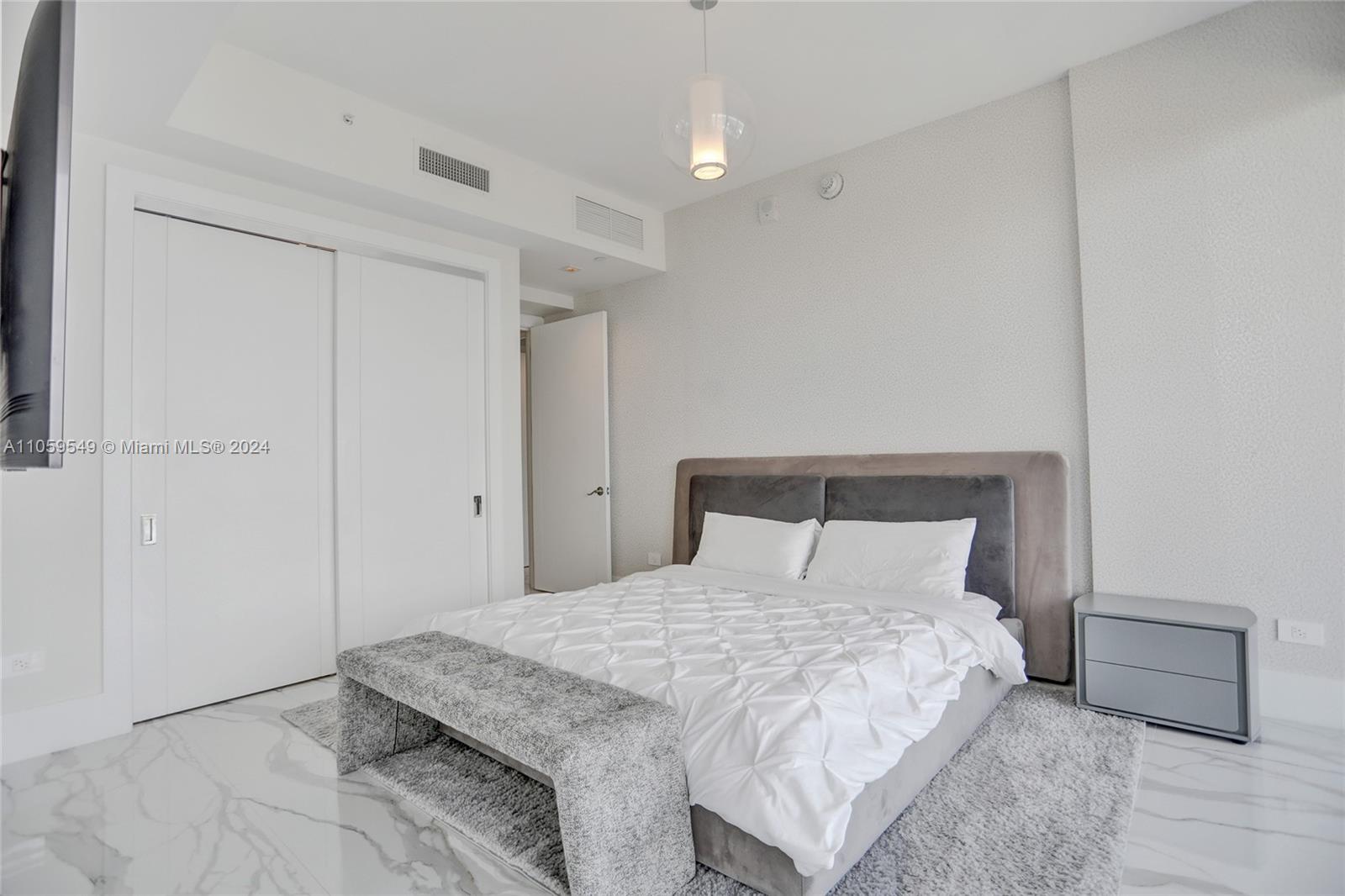 TURNBERRY OCEAN CLUB - Residential