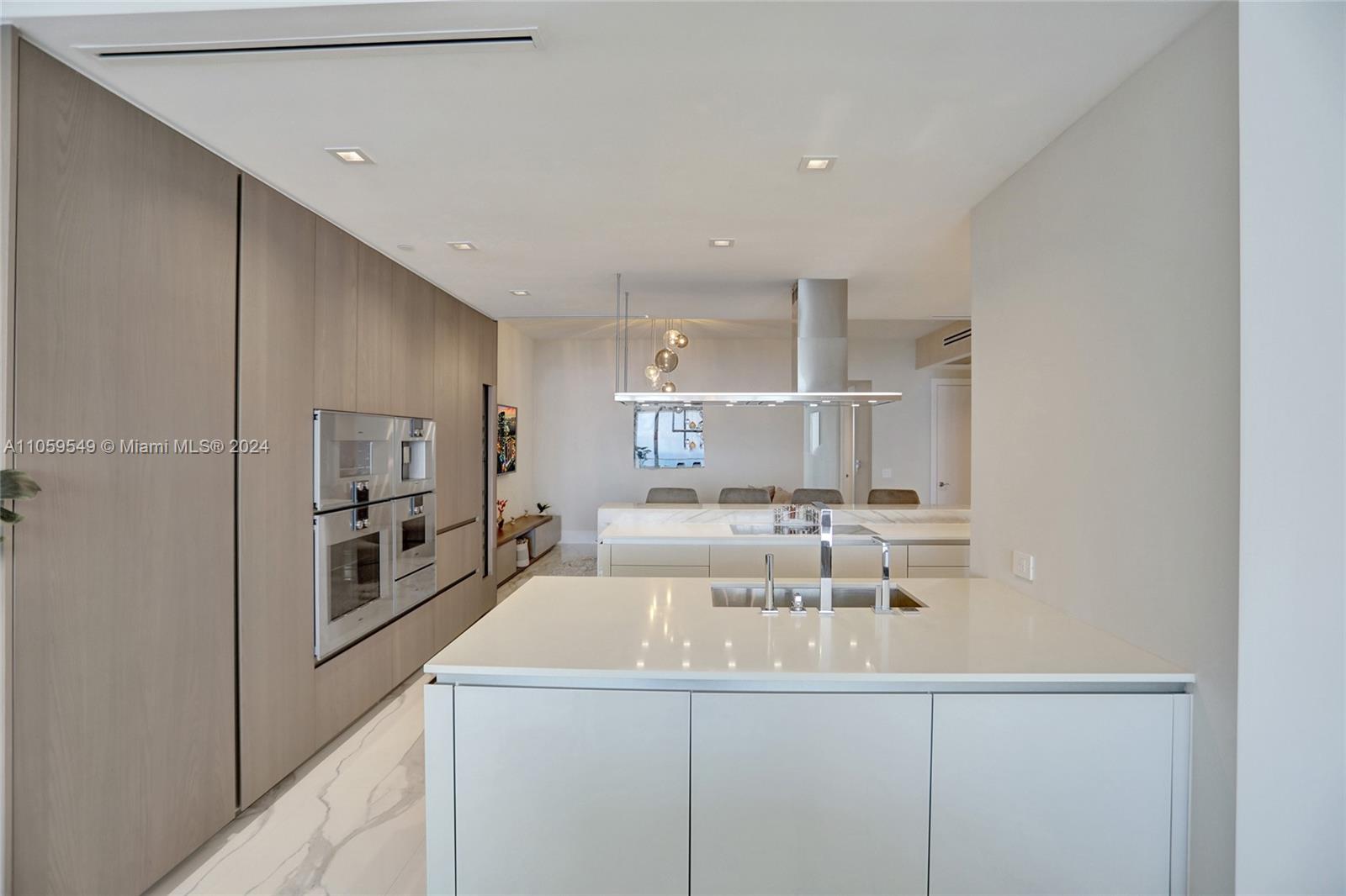 TURNBERRY OCEAN CLUB - Residential