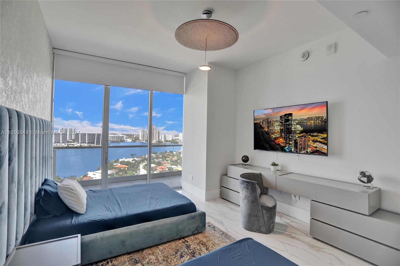 TURNBERRY OCEAN CLUB - Residential