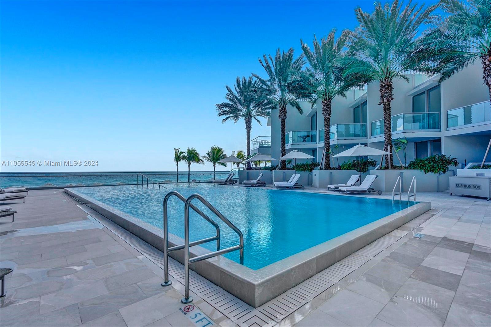 TURNBERRY OCEAN CLUB - Residential