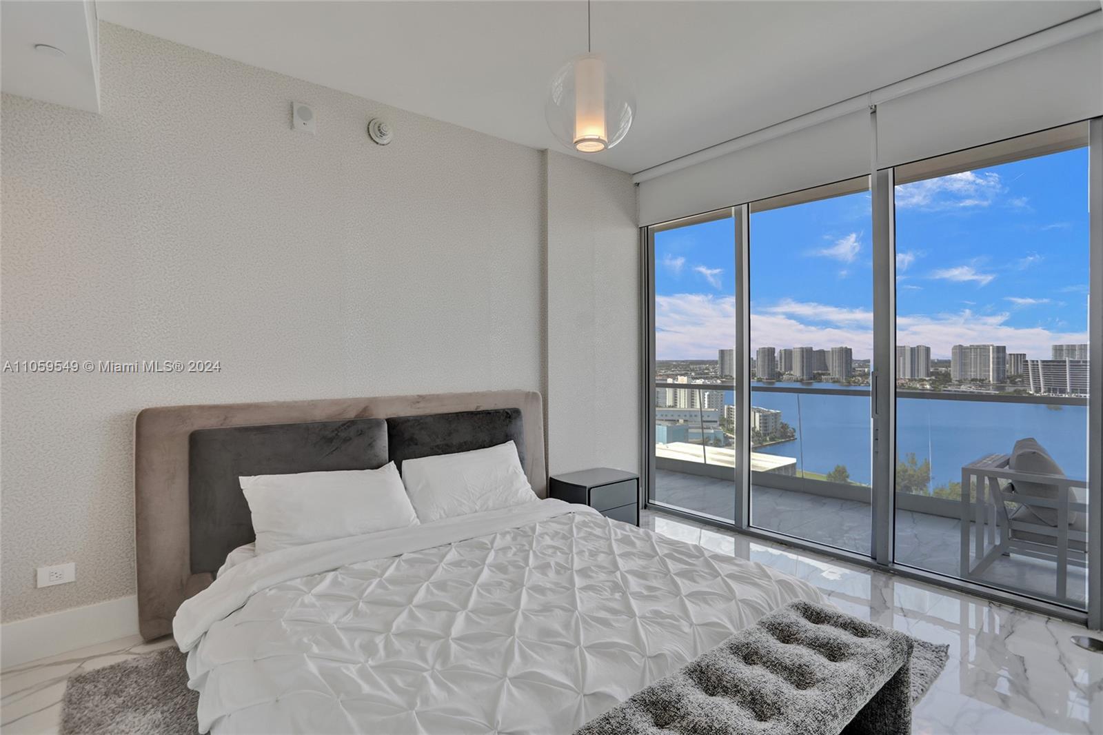 TURNBERRY OCEAN CLUB - Residential