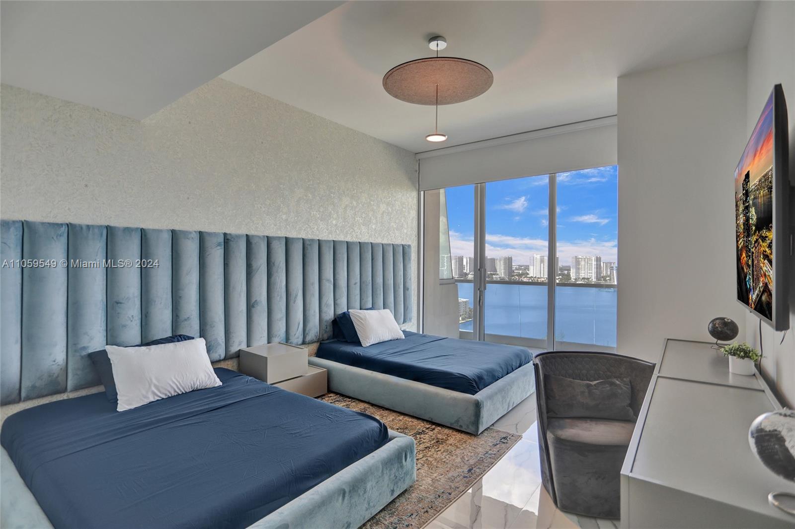 TURNBERRY OCEAN CLUB - Residential