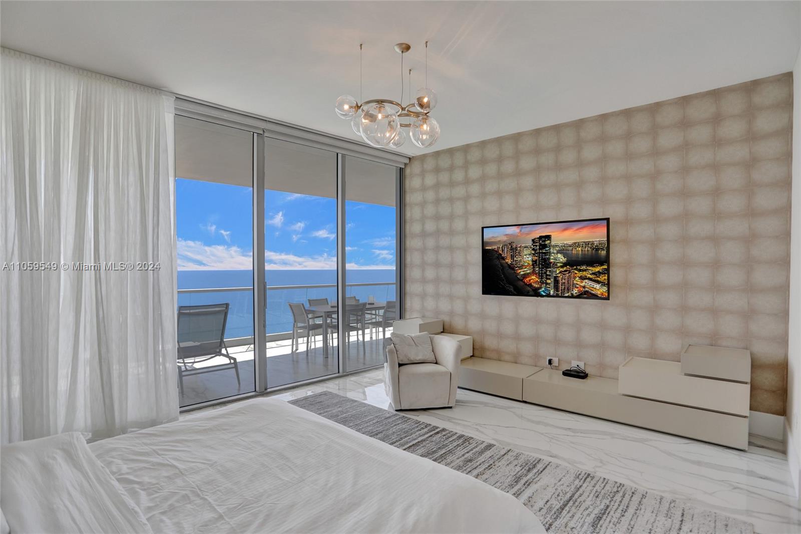 TURNBERRY OCEAN CLUB - Residential