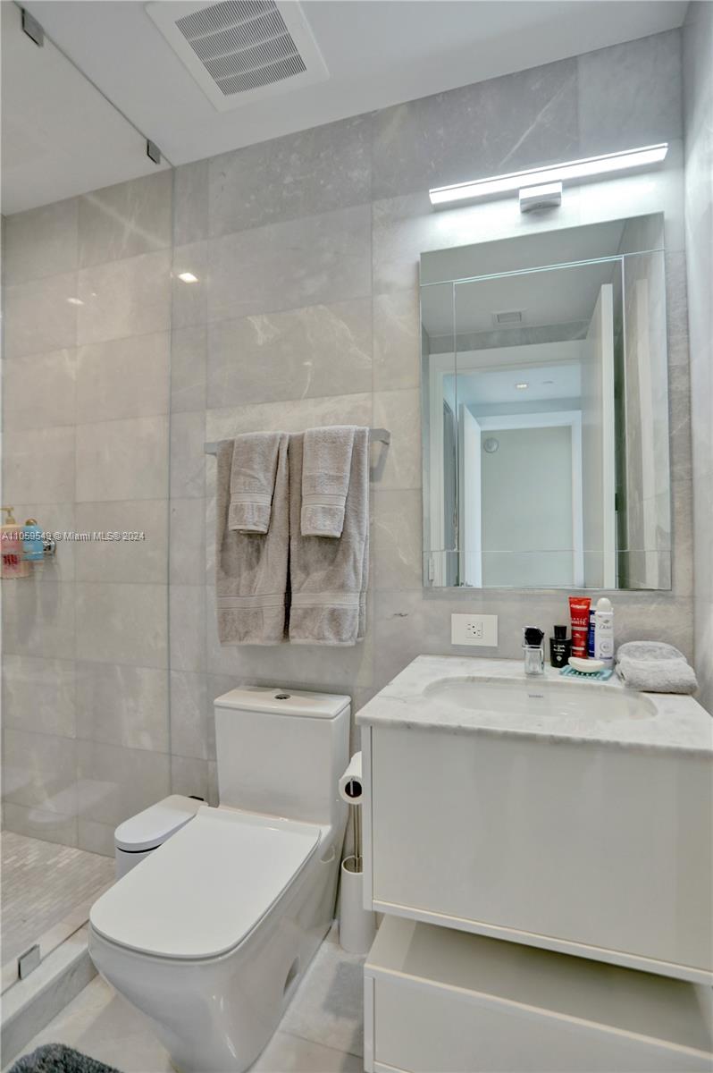 TURNBERRY OCEAN CLUB - Residential