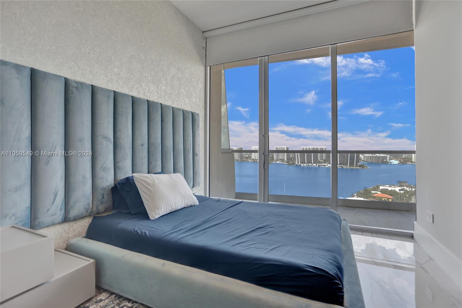 TURNBERRY OCEAN CLUB - Residential