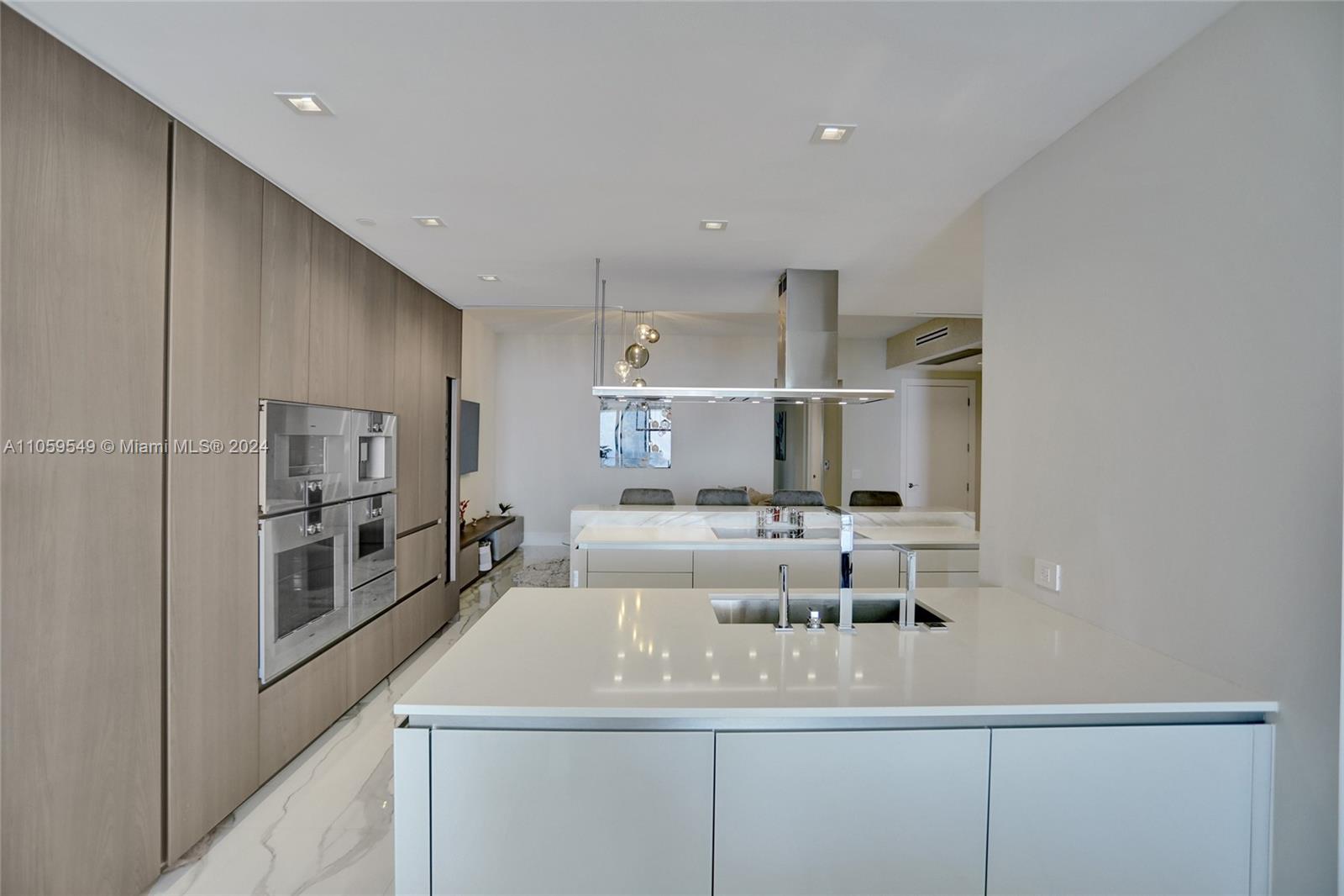 TURNBERRY OCEAN CLUB - Residential