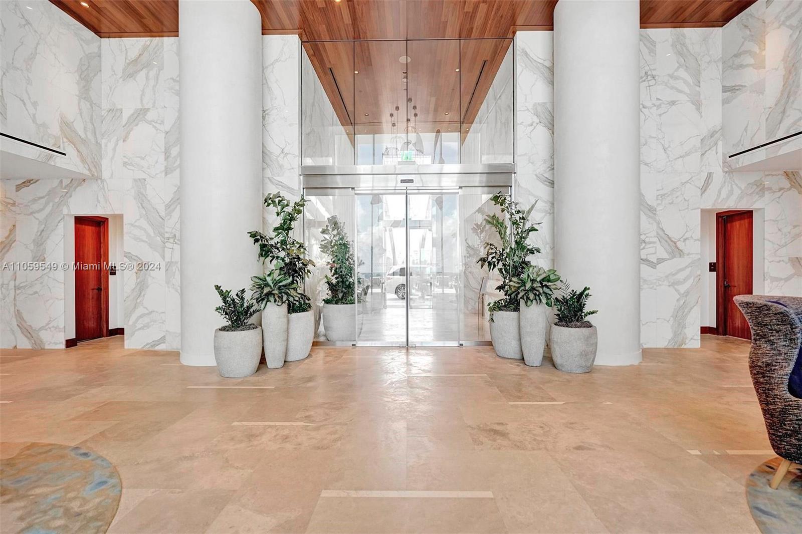 TURNBERRY OCEAN CLUB - Residential