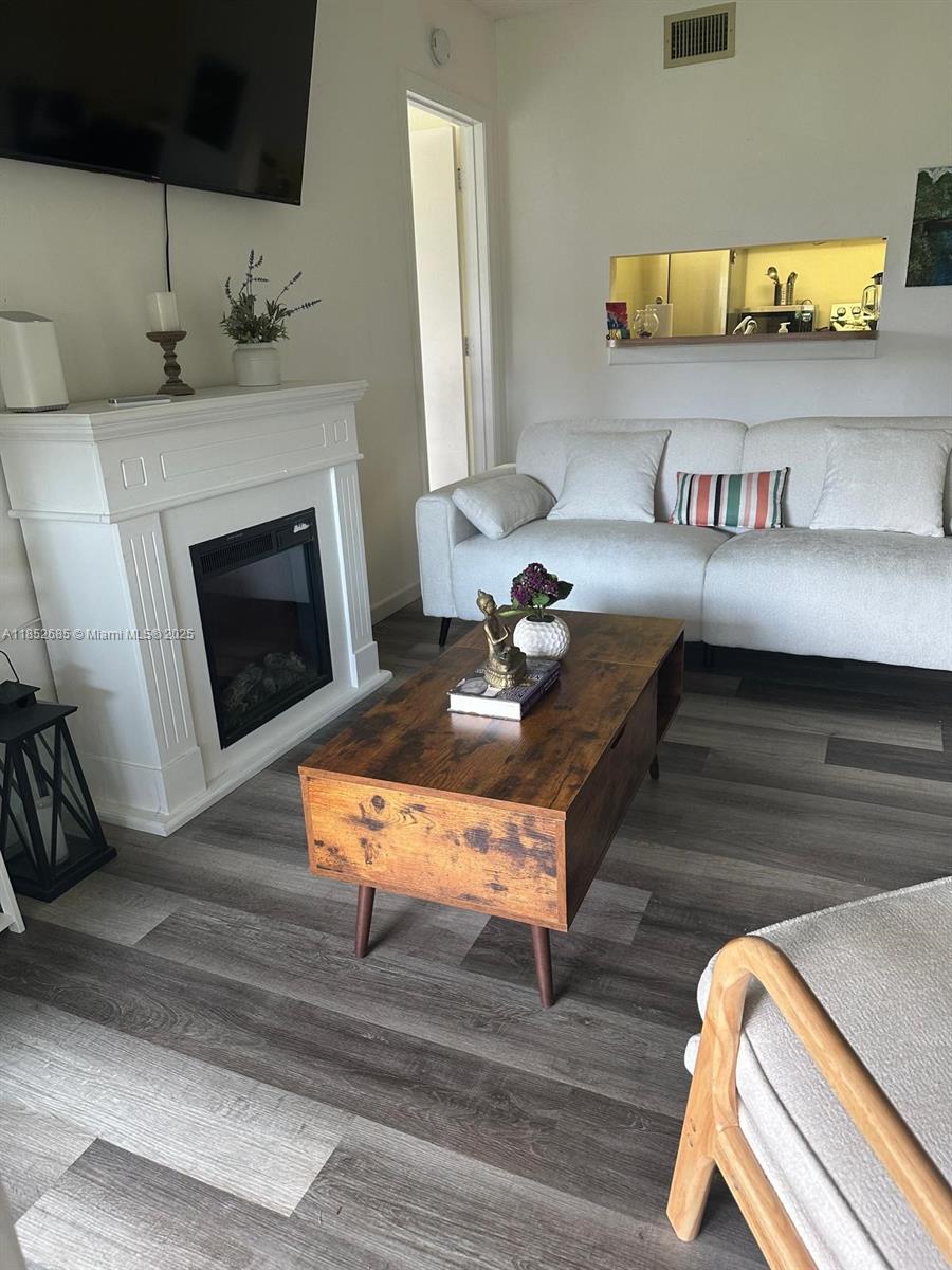 This is an updated corner unit parking steps. from outdoor patio features 2 beds 2 full baths. Centrally located in the heart of Jupiter off of Indiantown off of I-95, close to Palm Beach International Airport, Jupiter's incredible beaches,spring training facilities, shopping centers, and more . this pet friendly community has a clubhouse ,pool,tennis couts,and offers free gate RV/Boat.