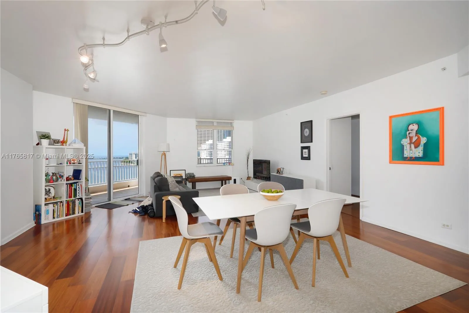 Miami, Florida 33131, United States, 3 Bedrooms Bedrooms, ,3 BathroomsBathrooms,Residential,Active,91035