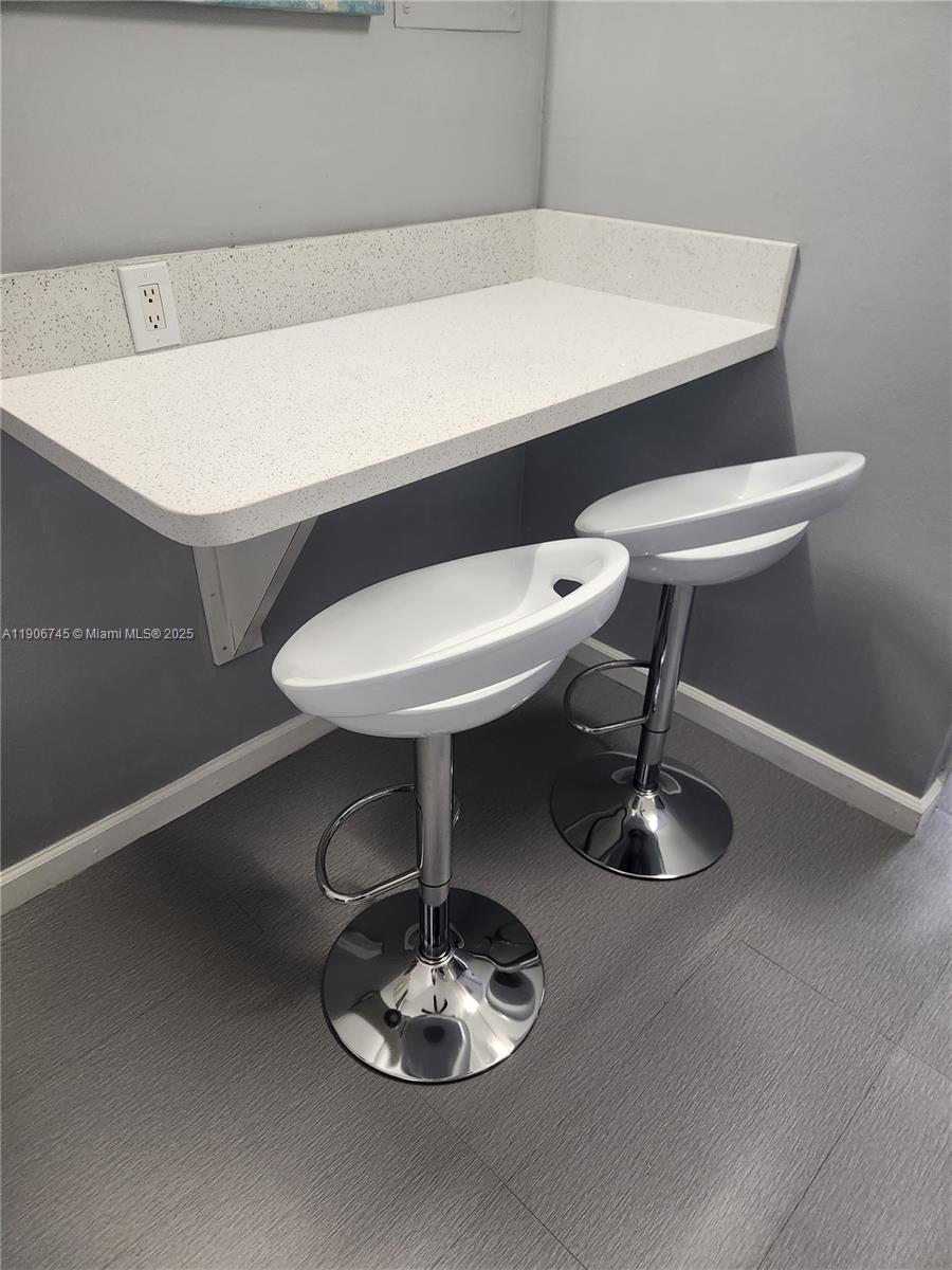 THE VINTAGE CONDO - Residential Lease