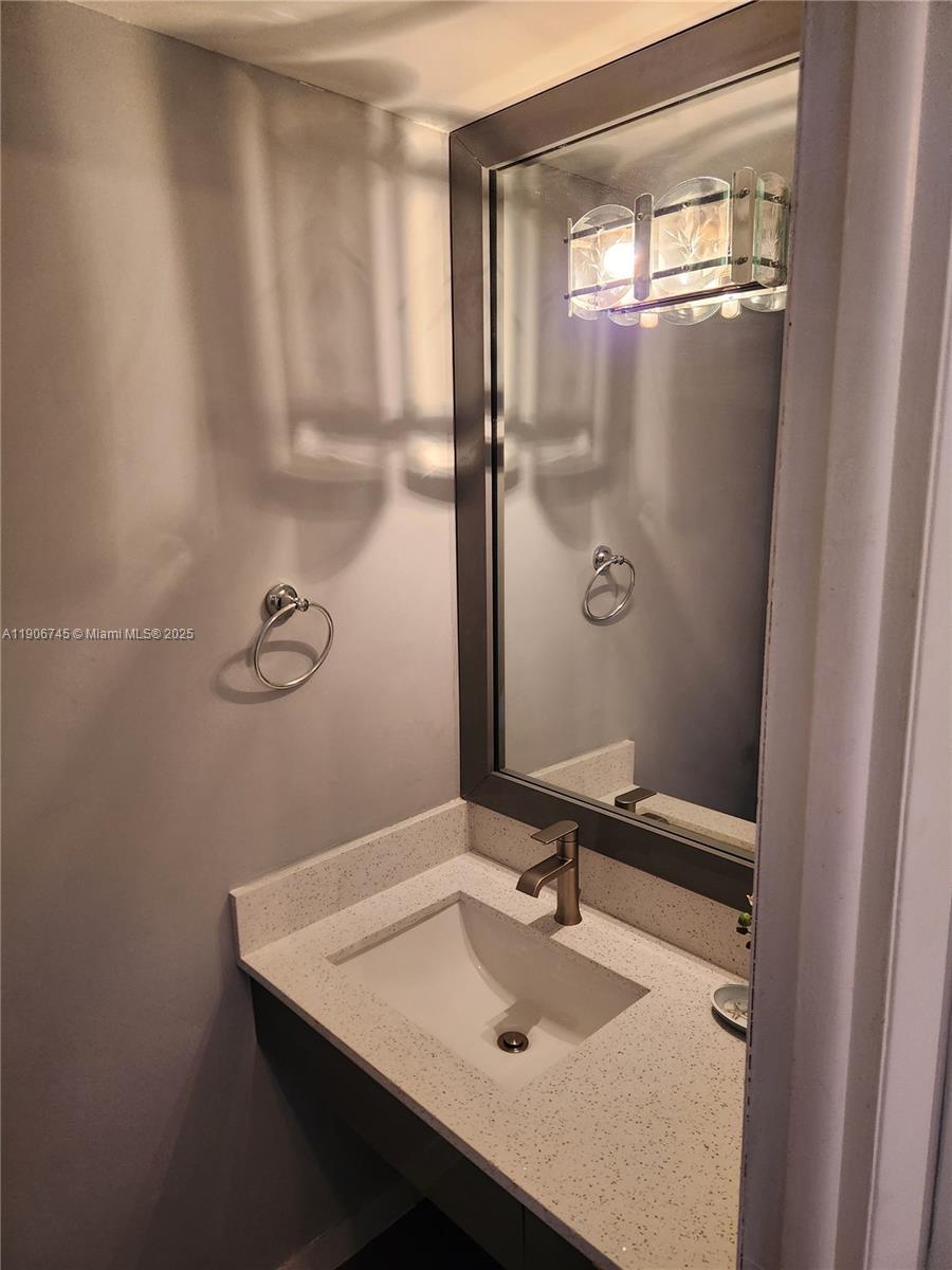 THE VINTAGE CONDO - Residential Lease