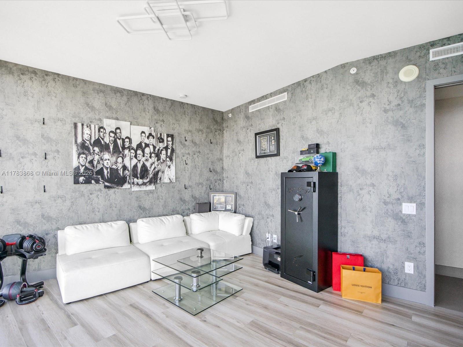 18555 COLLINS AVENUE COND - Residential