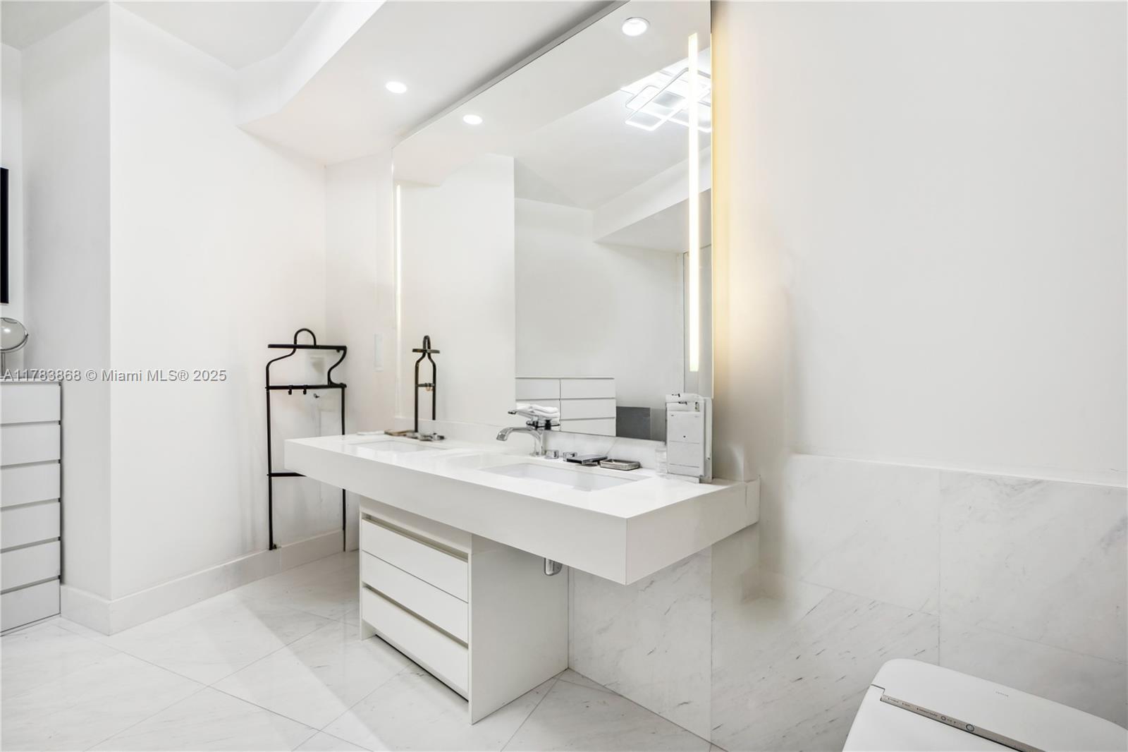 18555 COLLINS AVENUE COND - Residential