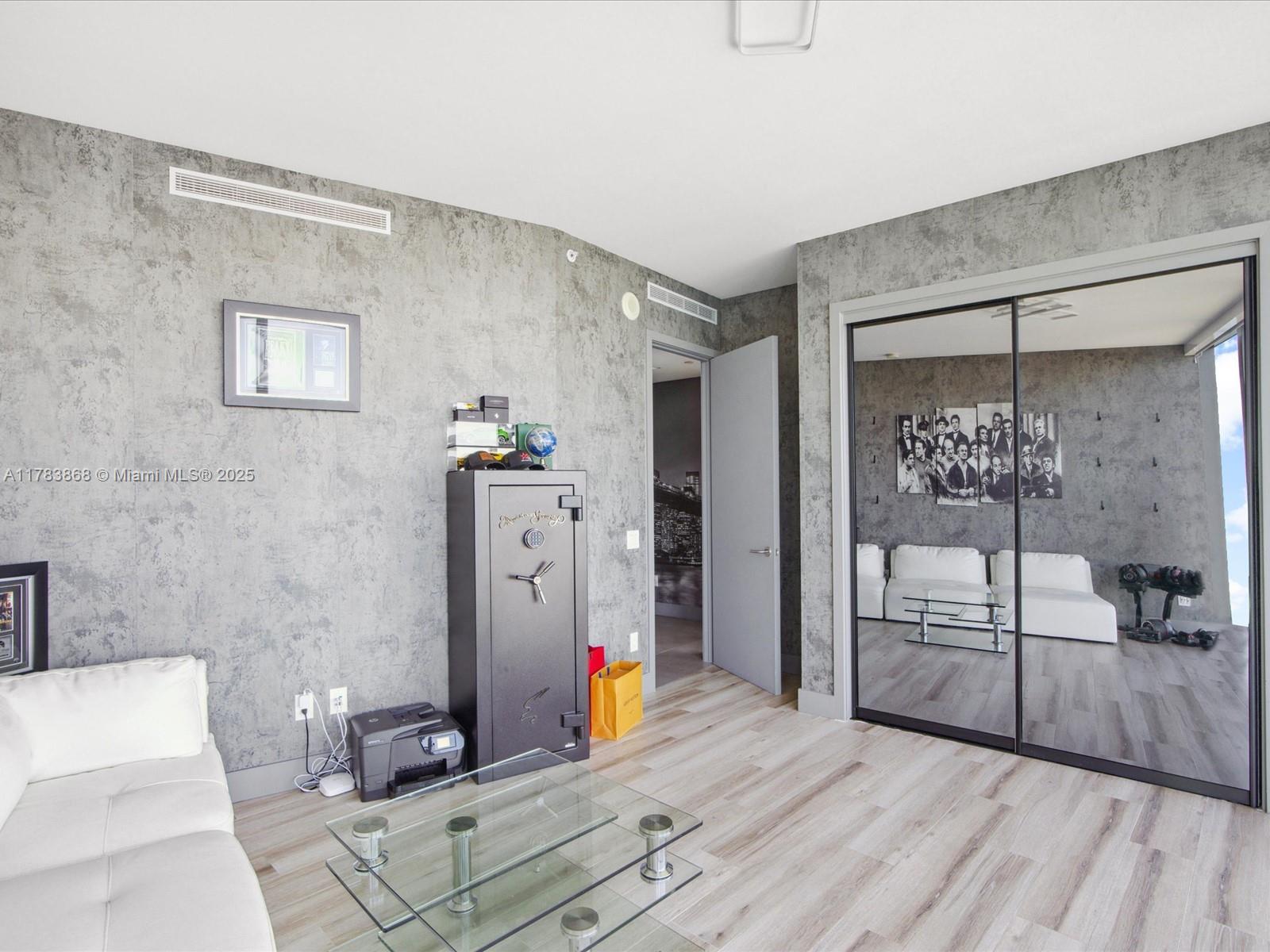 18555 COLLINS AVENUE COND - Residential