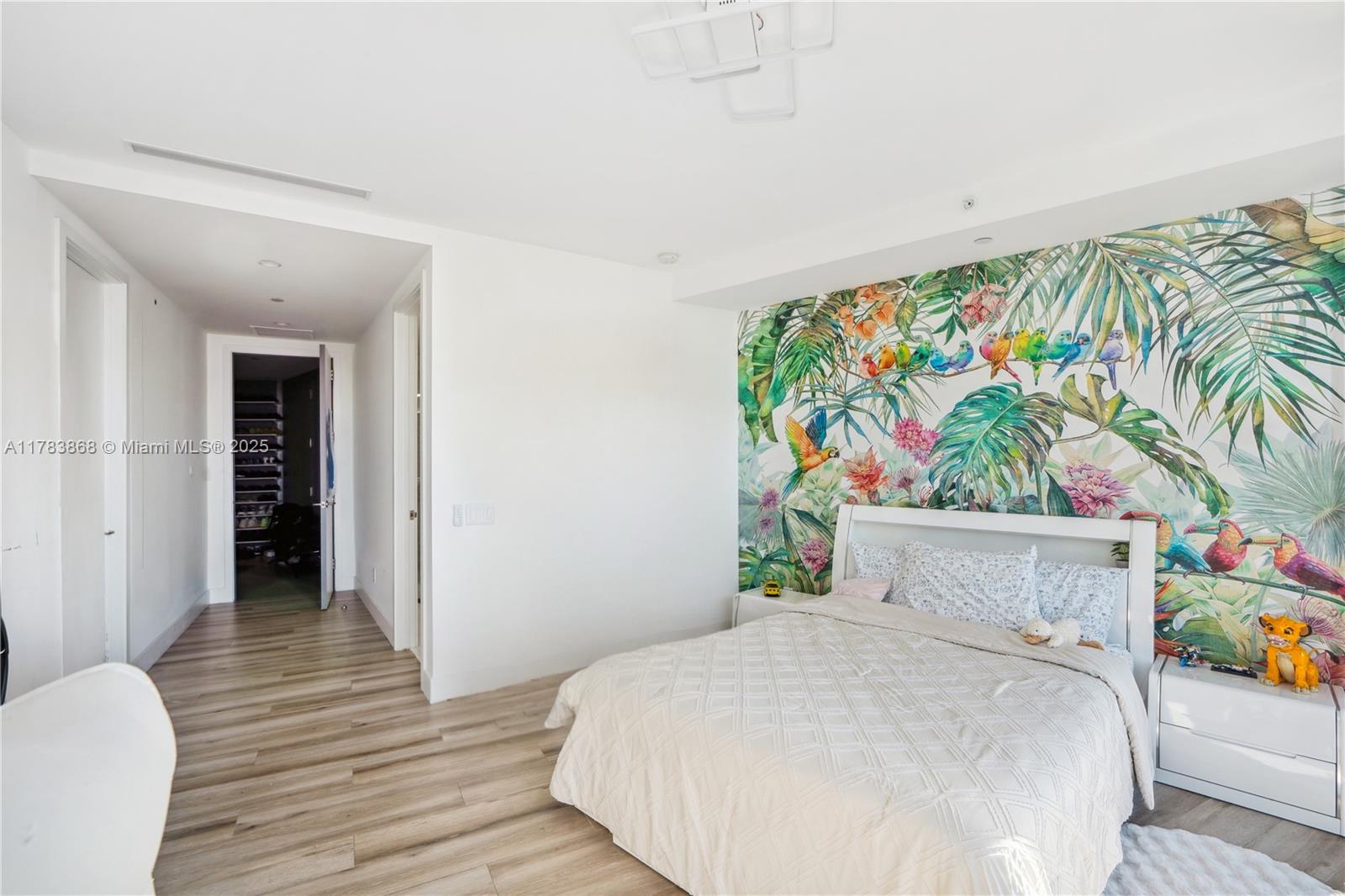 18555 COLLINS AVENUE COND - Residential