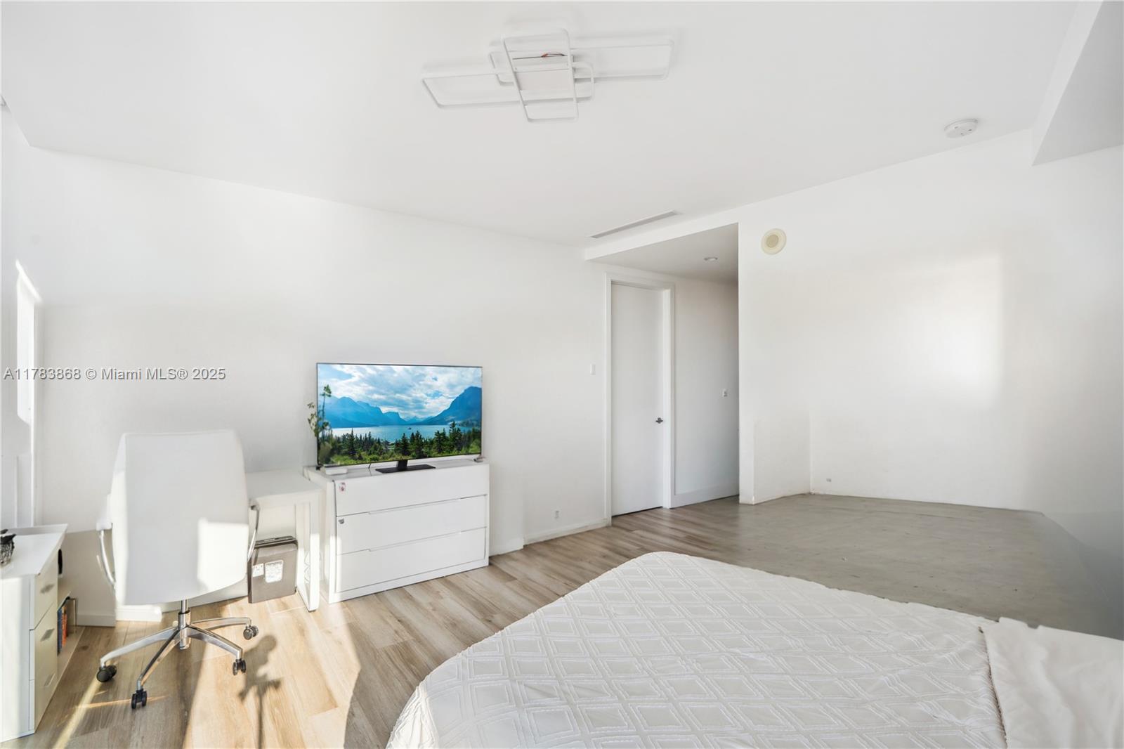 18555 COLLINS AVENUE COND - Residential