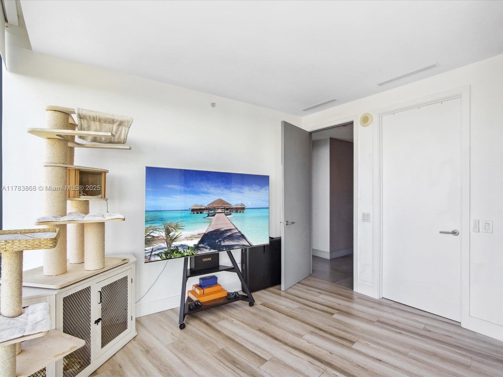 18555 COLLINS AVENUE COND - Residential