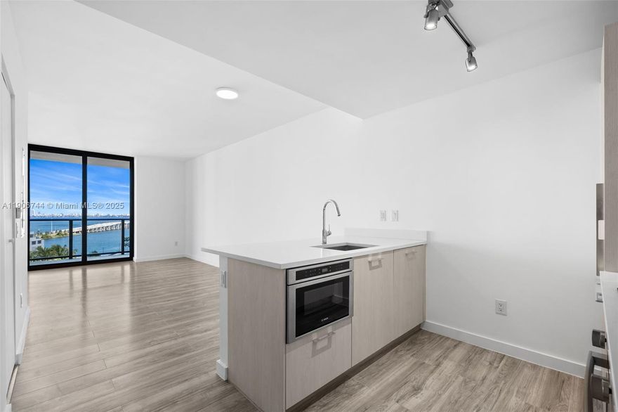 This apartment features 1 Bedroom, 1.5 Bathrooms, an open Concept, a modern Design and a large sized balcony with beautiful bay views. Italian Italkraft kitchen, Bosch appliances, laminate floors in perfect condition. Located in the prestigious Paraiso complex with top amenities: rooftop pool on 46th floor, spa, sauna, gym, kids’ room, ground pool, tennis courts, BBQ area, billiard room, cinema, and excellent service. Prime waterfront location offering the perfect blend of luxury, comfort, and lifestyle. ***Excellent layout - the bedroom in this line comfortably fits a king-size bed and has no columns, making the space fully functional and open.