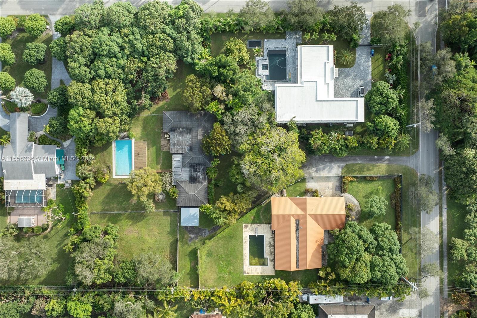 THREE LITTLE GROVES - Residential