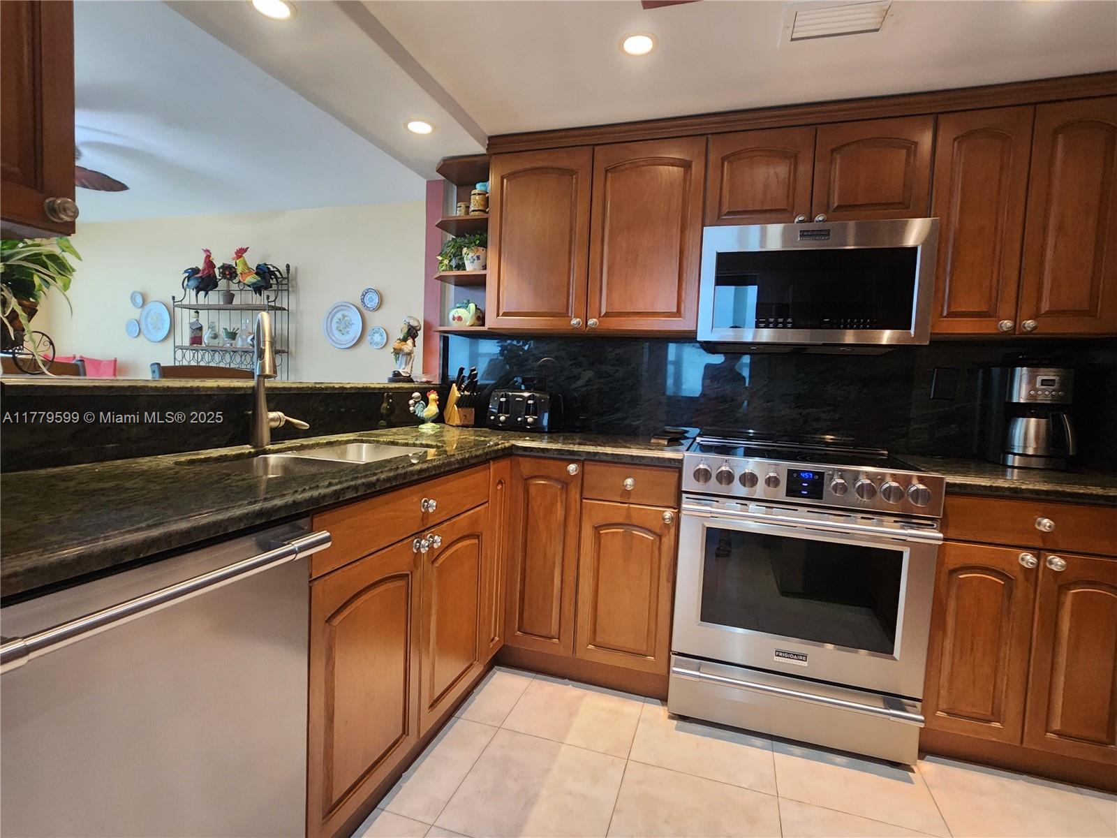 ALEXANDER TOWERS CONDO - Residential Lease