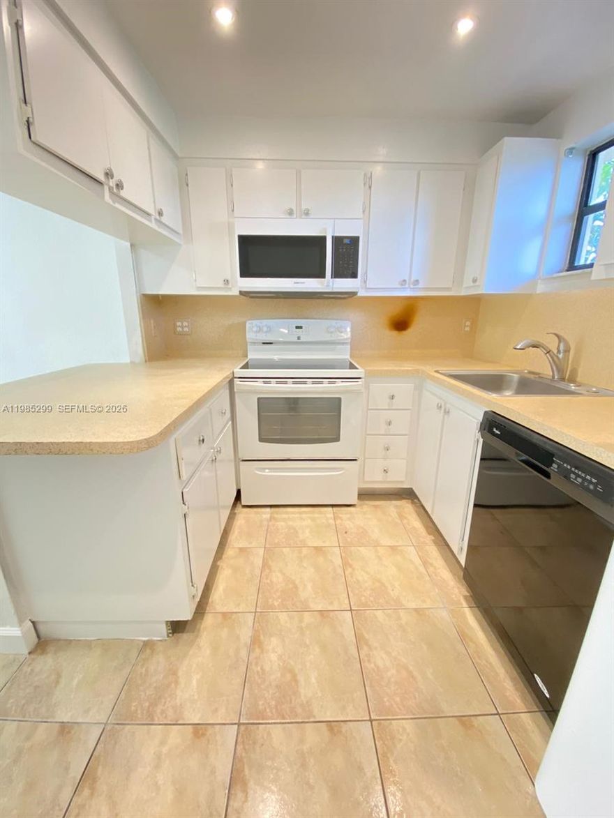 Beautiful 1 bedroom and 1 bathroom apartment at Las Vistas Condominiums. All tiles floors, open Kitchen, freshly painted, washer/dryer inside the unit, good size balcony ! Go, show it and rent it before it goes !!!