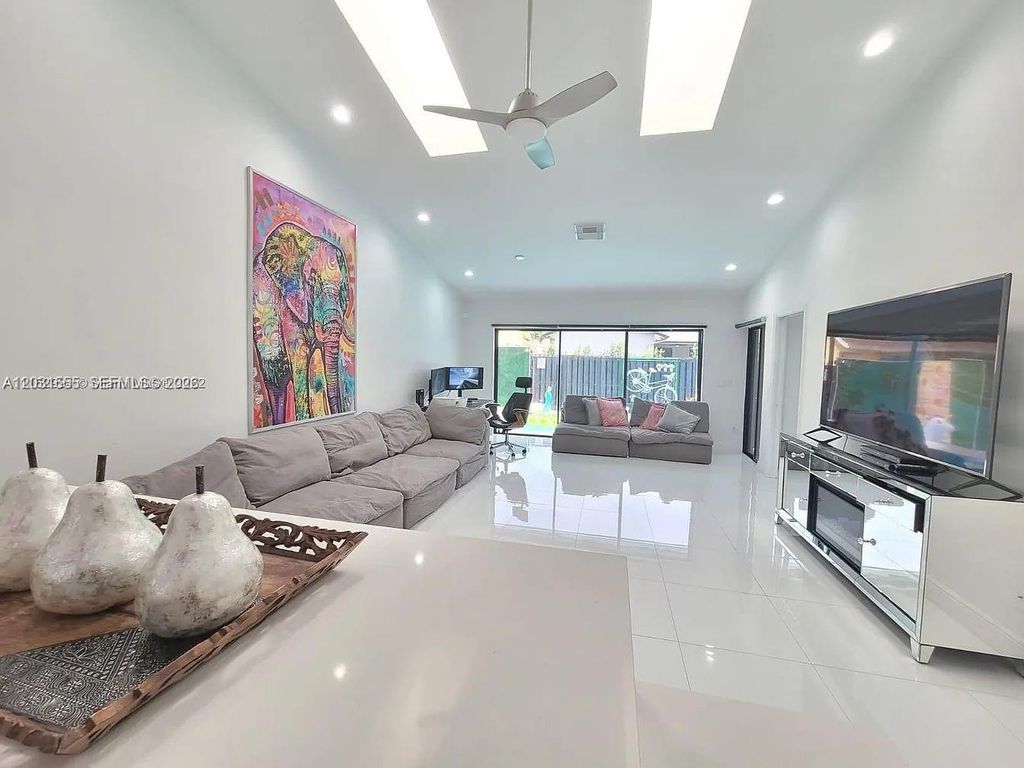 Photo of 270 SE 7th St, Dania Beach, FL 33004 (MLS # A12031555)