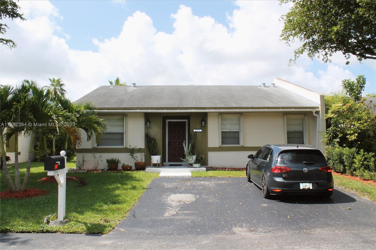 Highly desirable Devon-Aire largest model, end unit villa. Tiled living areas with laminate flooring in bedrooms. Remodeled kitchen with granite countertop, wood cabinetry and recessed lighting. Updated bathrooms. Newer roof, A/C and appliances. Entertain on the oversized covered screened-in patio. Low HOA fees. Great schools. Immaculately maintained and ready to move in.
Offers must include Loan Approval and all documents shown in the attachments signed/initialed by the buyers.