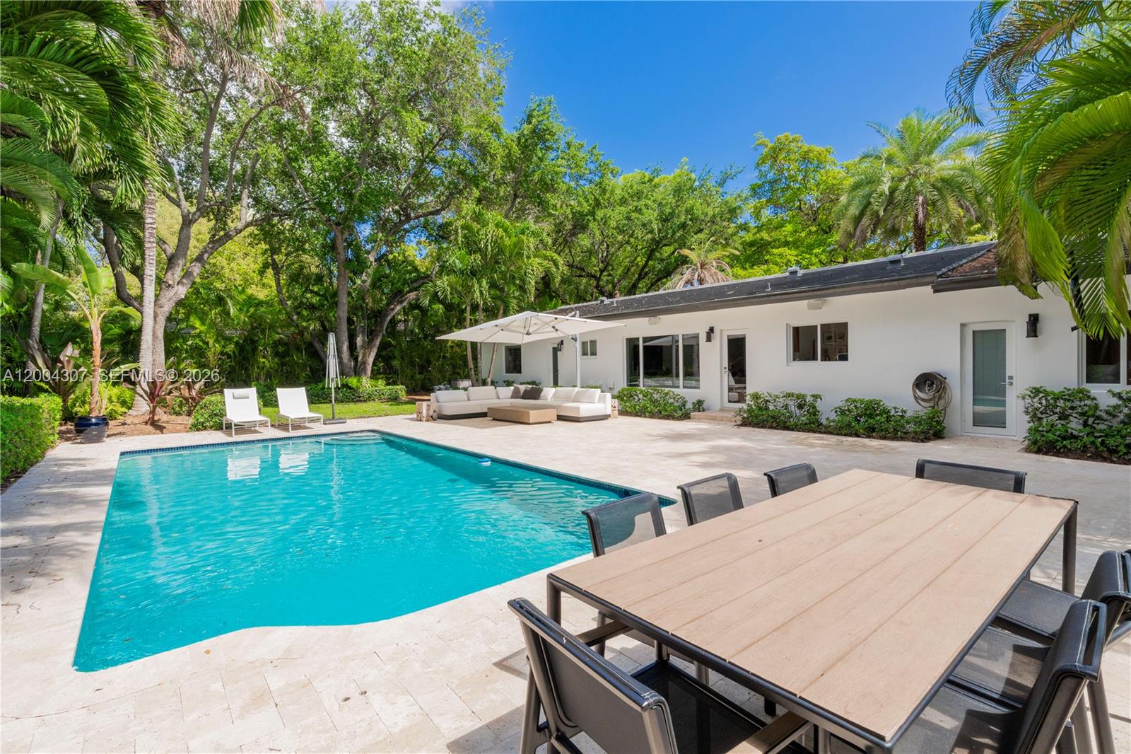 1029 Mariposa Ave