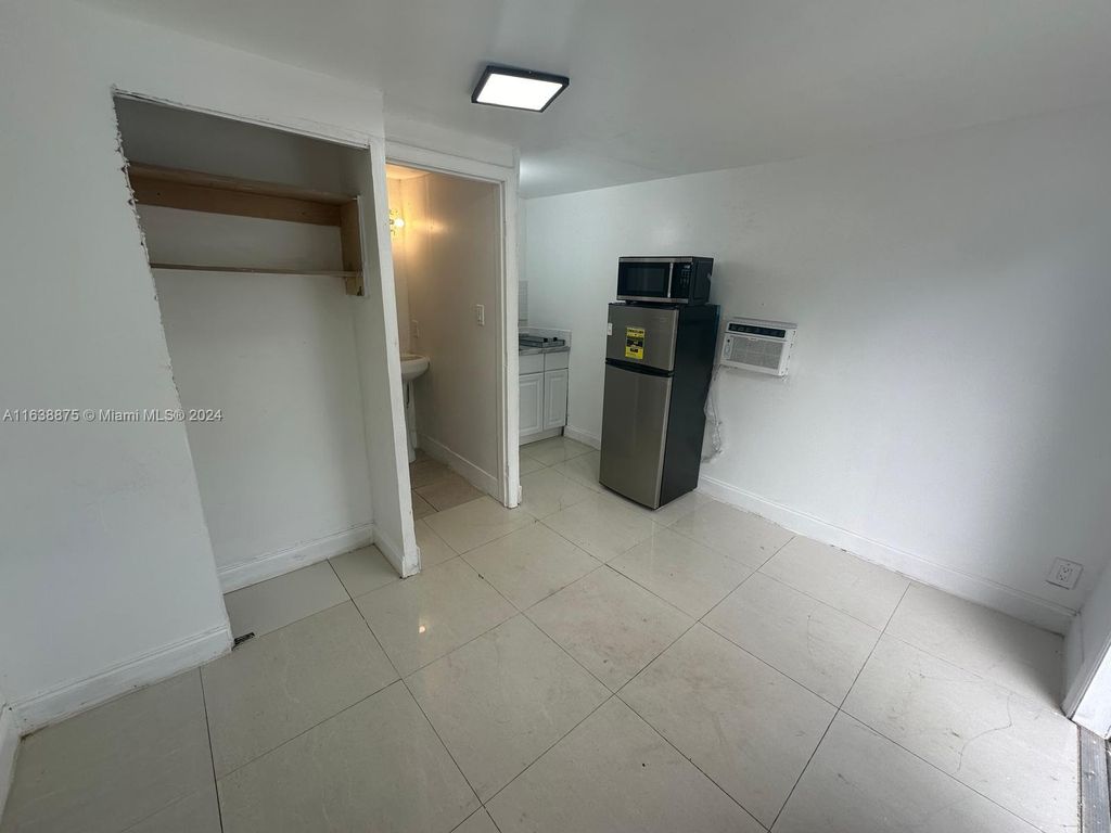 Photo of 633 NW 15th Ave #11, Fort Lauderdale, FL 33311 (MLS # A11638875)