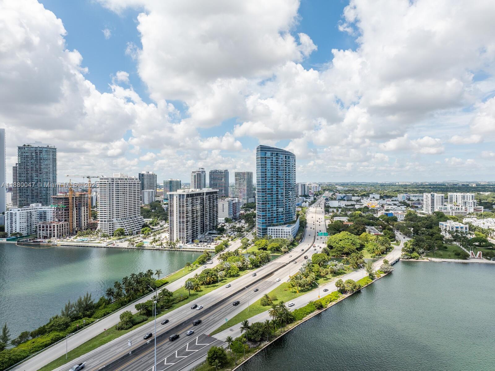 BLUE CONDO - Residential