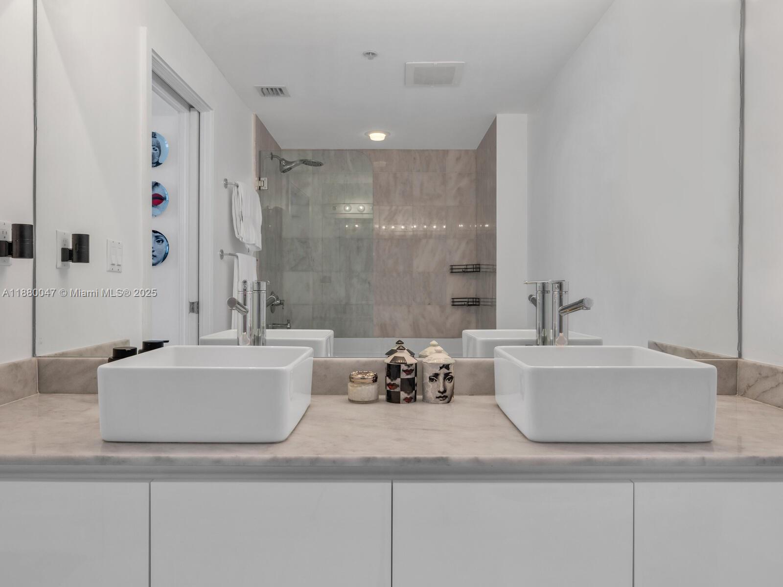 BLUE CONDO - Residential