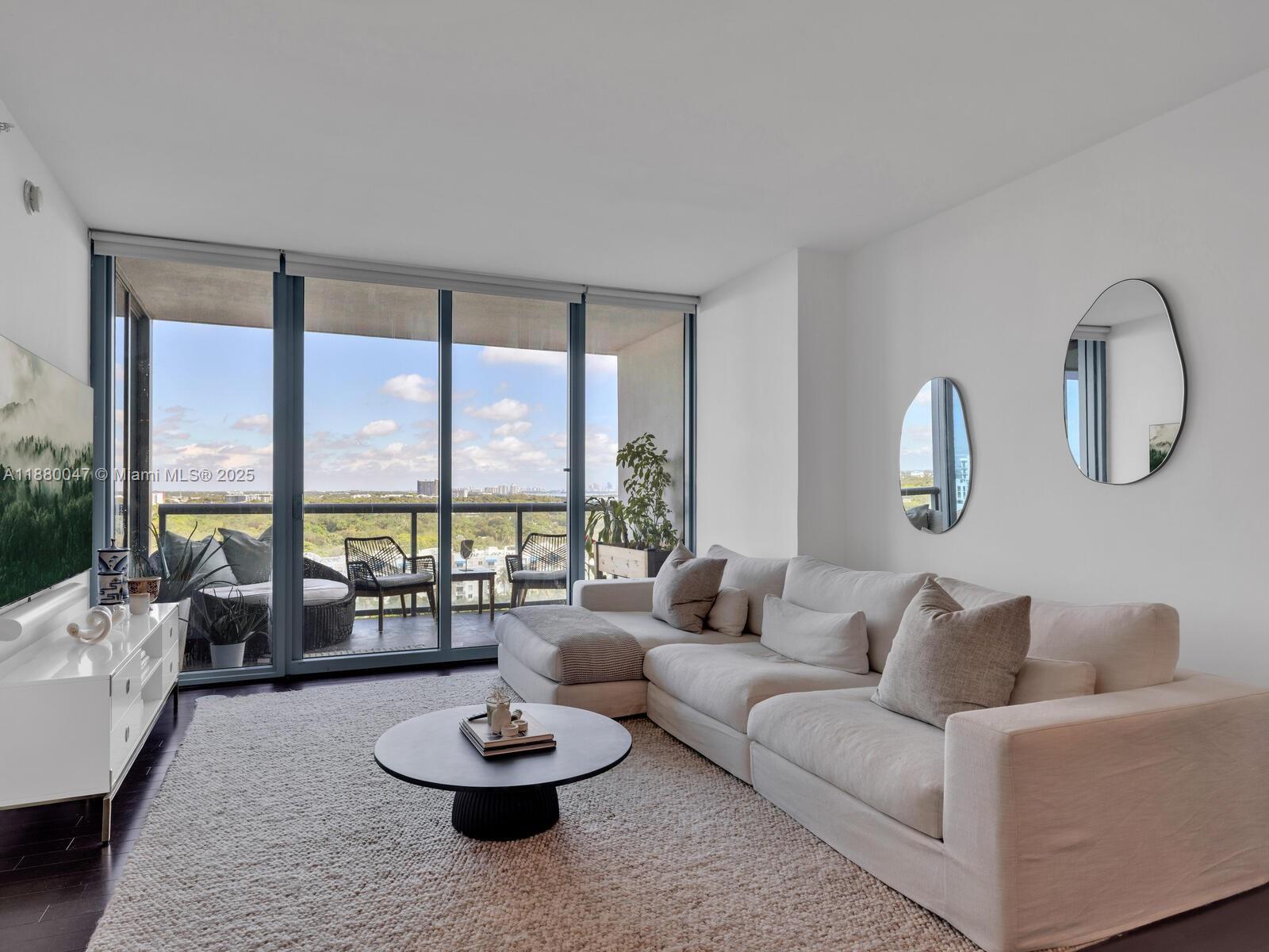 BLUE CONDO - Residential