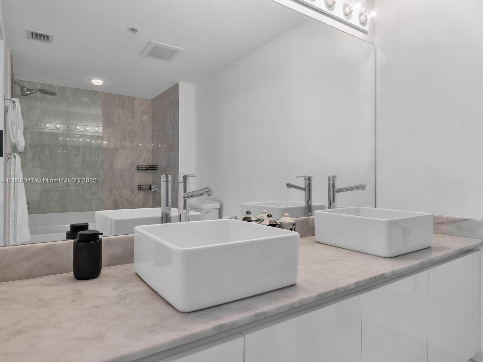 BLUE CONDO - Residential