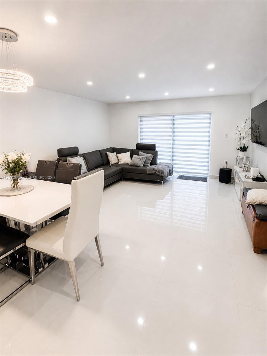 EL POLO CONDO - Residential