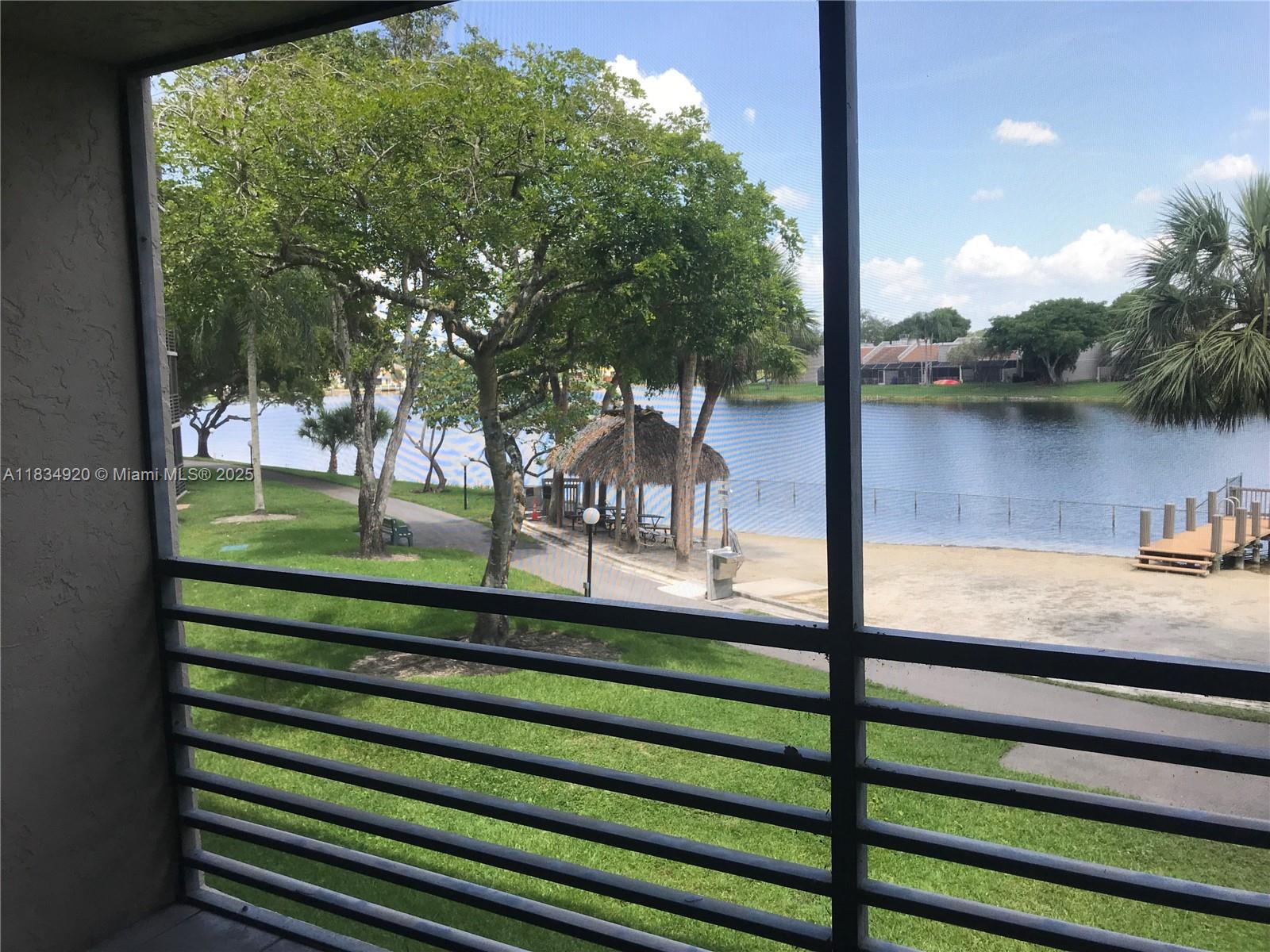 1101 Colony Point Cir 206, Pembroke Pines, FL, 33026/$170,000 2 1101 Colony Point Cir 206