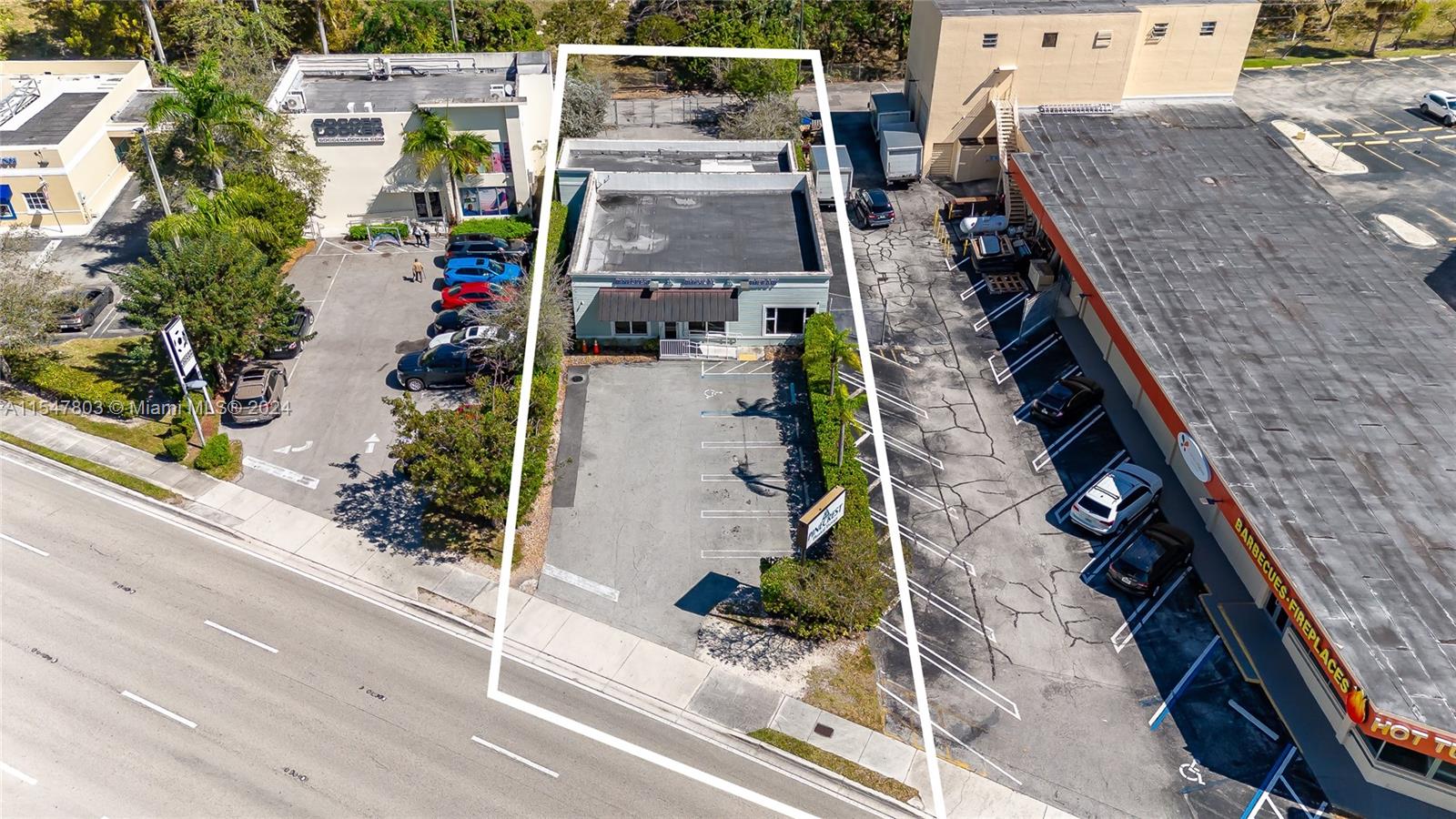 Main image without alt text