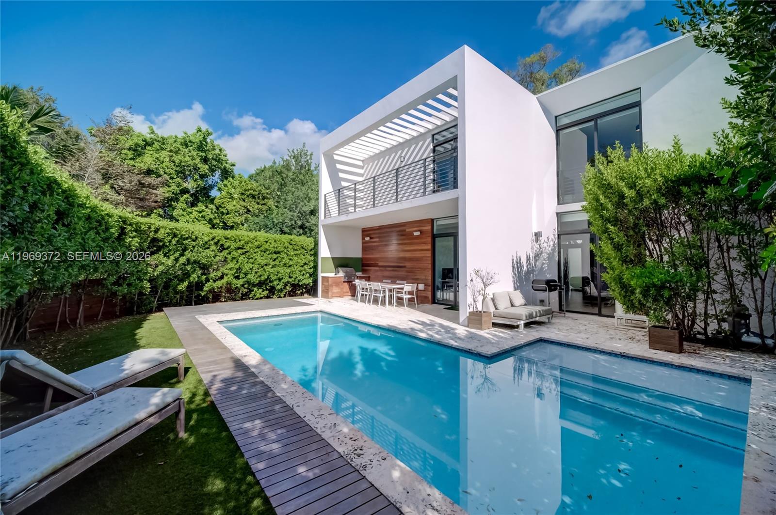 8600 EAST DIXIE - Residential Lease