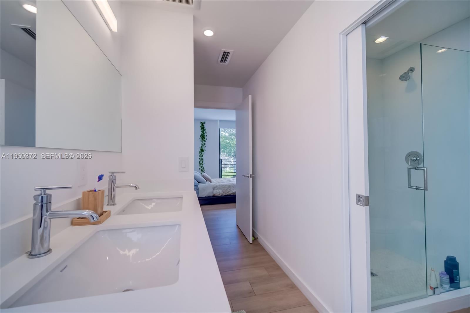 8600 EAST DIXIE - Residential Lease