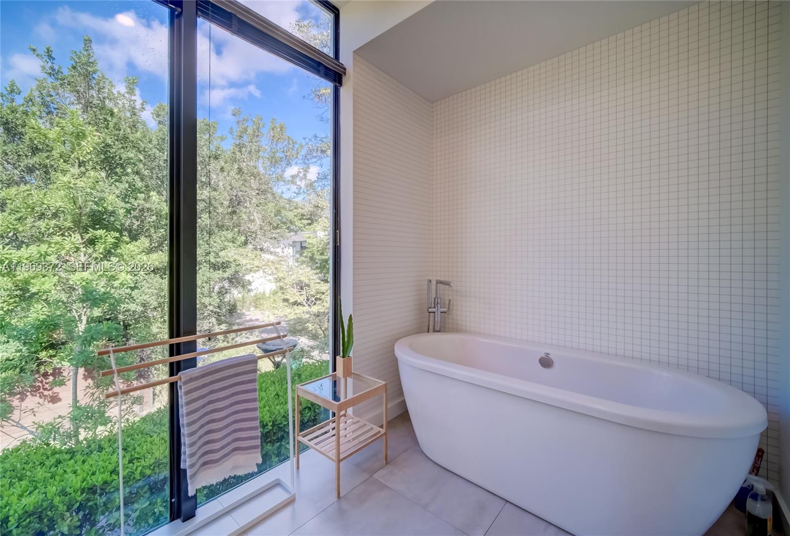 8600 EAST DIXIE - Residential Lease