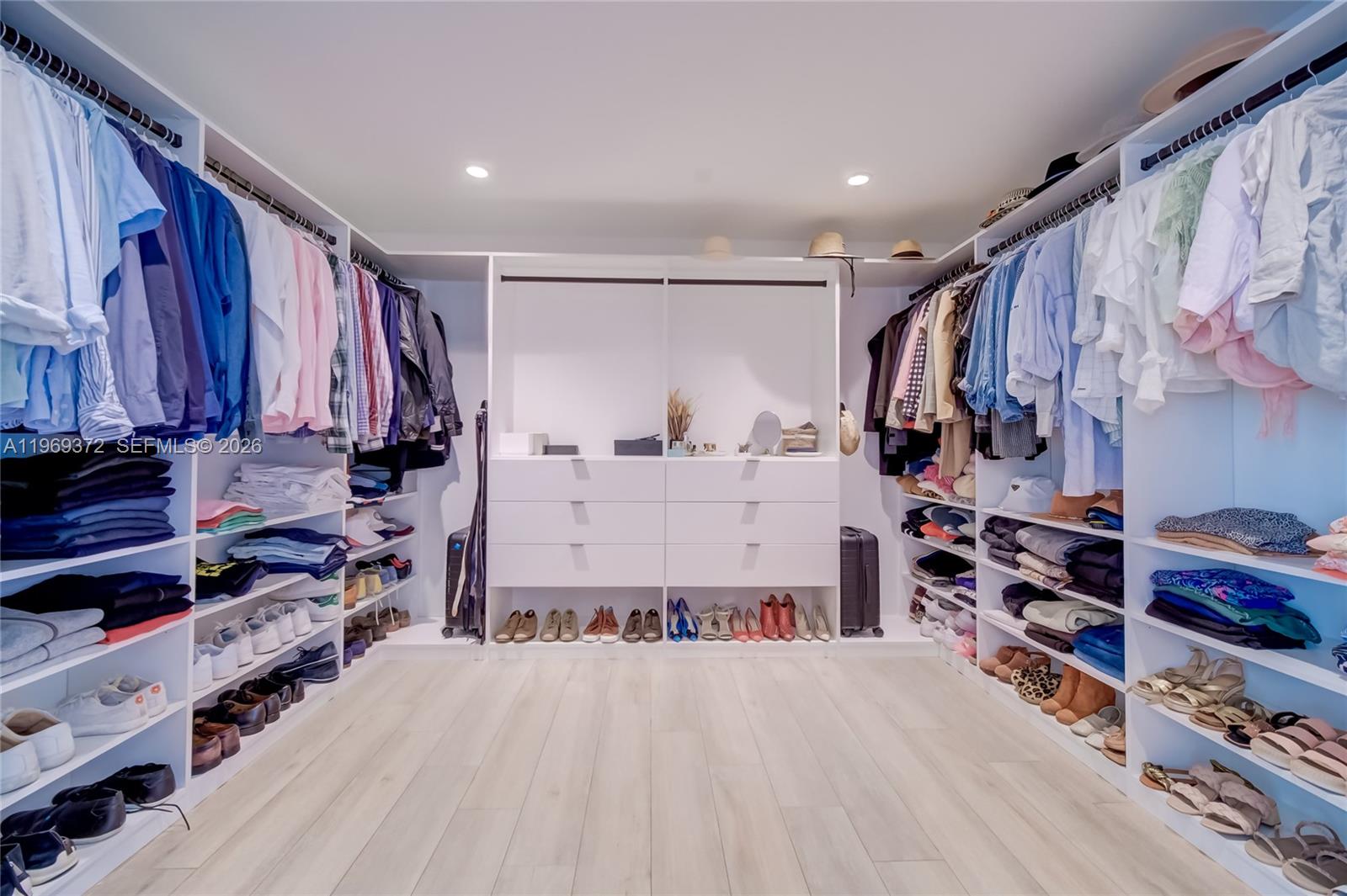 8600 EAST DIXIE - Residential Lease