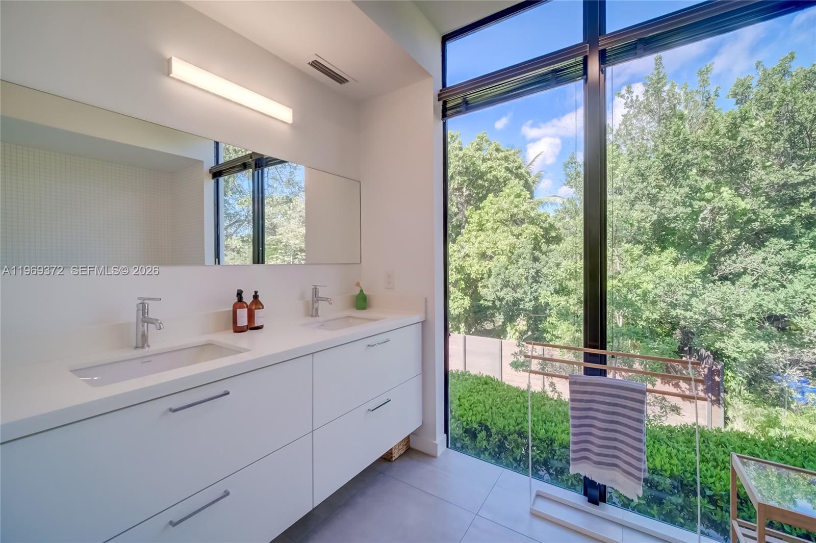 8600 EAST DIXIE - Residential Lease