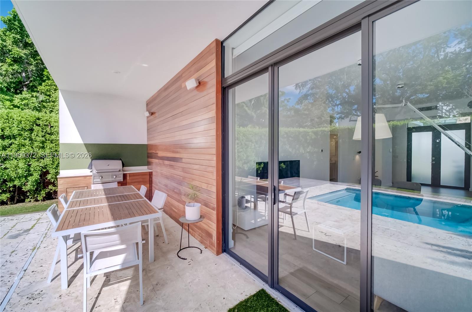 8600 EAST DIXIE - Residential Lease