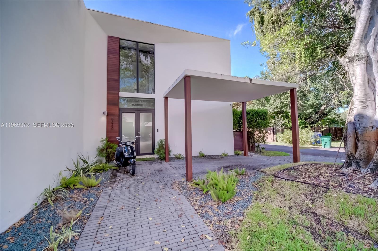 8600 EAST DIXIE - Residential Lease