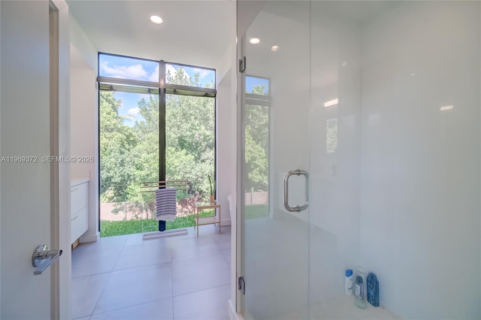 8600 EAST DIXIE - Residential Lease